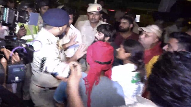 Scuffle erupts between protesting wrestlers and police personnel - CNBC ...