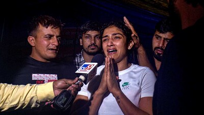 Wrestlers' protest: DCW chief Swati Maliwal detained, heavy police ...
