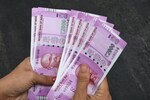 Retailers, delivery agents hesitant to accept Rs 2000 notes, say reports