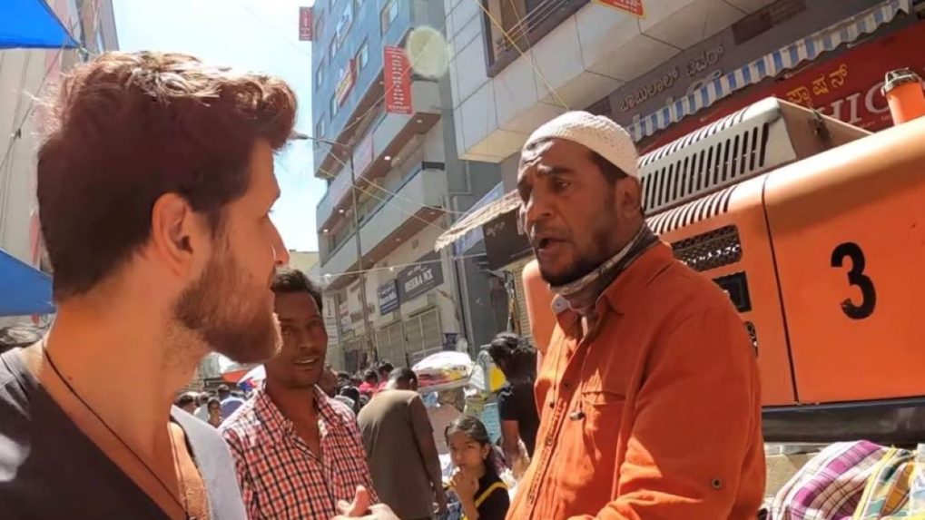 De Nederlandse YouTuber Pedro werd onderschept en gearresteerd door de politie op een markt in Bengaluru