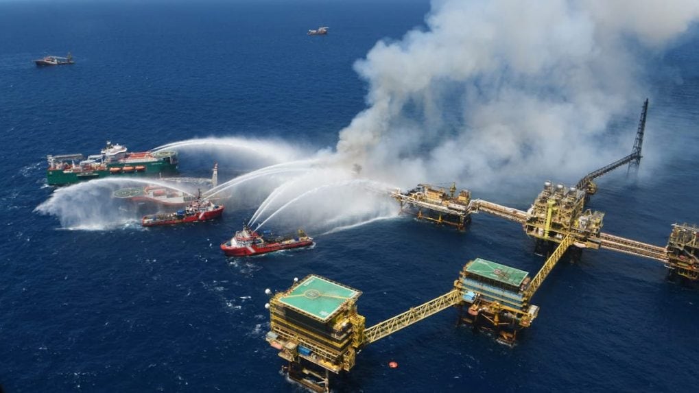 Pemex mexicana estima que incendio en plataforma ha cerrado 7,00,000 barriles de petróleo