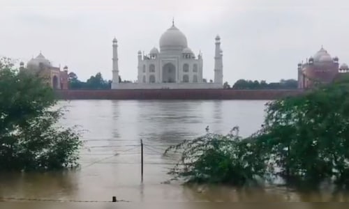 Yamuna flood water reach walls of Taj Mahal for the first time in 45 ...