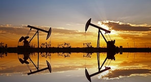 Oil set to eke out weekly gain as supply and inflation set tone