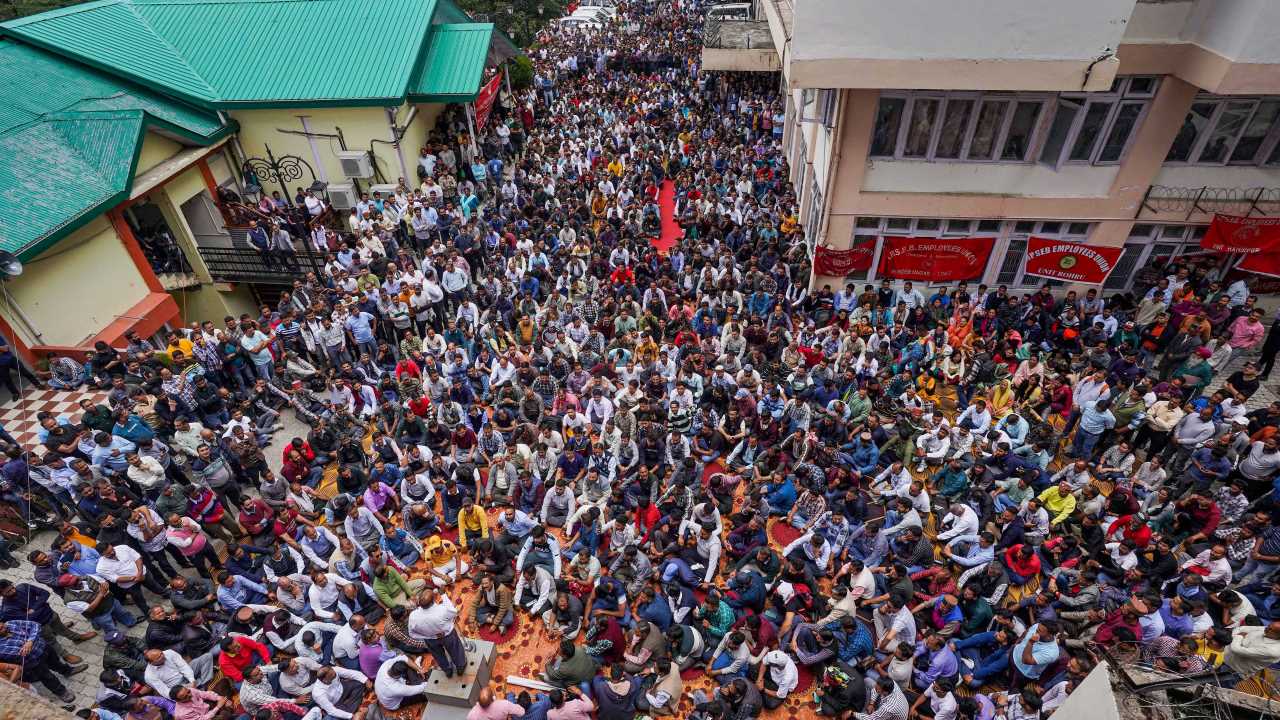 Government Employee Unions Hold "Pension Rights Maharally" In Delhi ...