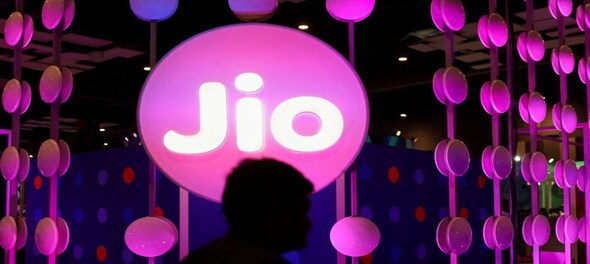 Reliance Jio adds 4 million wirelesss subscribers in December 2023, Airtel adds 1.85 million