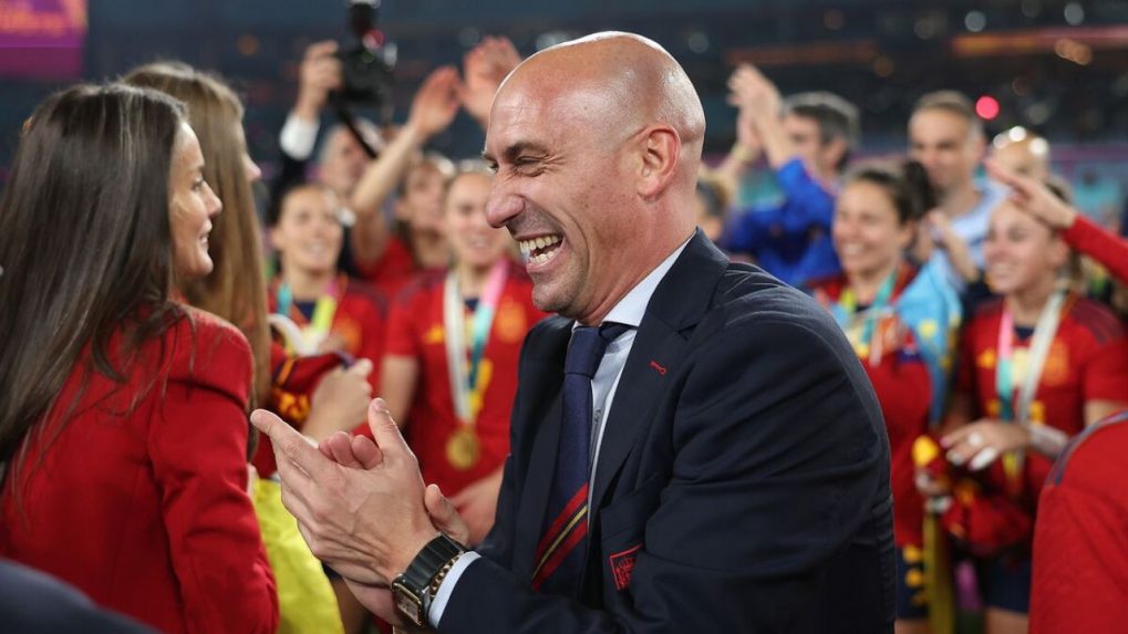 spanish-football-head-rubiales-apologises-after-kissing-one-of-the-players