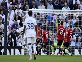 Manchester United beat Tottenham Hotspur 2-0 in Premier League