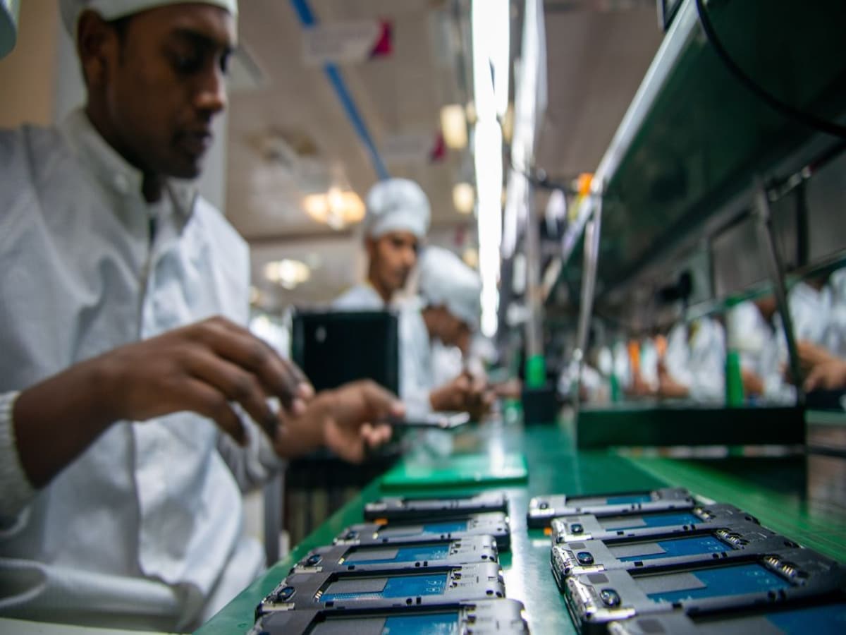 India now second largest mobile phone manufacturer, 'Make in India' initiative helps to produce 2 billion devices: Report - CNBC TV18