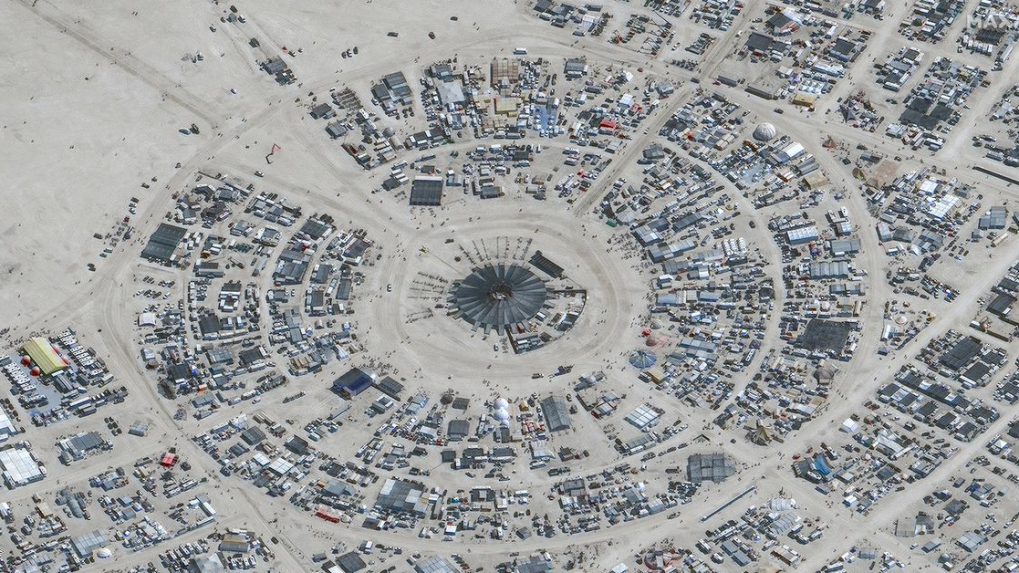 Entrance to Burning Man in Nevada closed due to flooding, festivalgoers ...