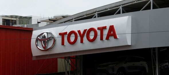 Toyota shares slump on Daihatsu raid, US million-car recall
