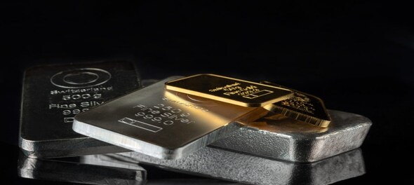 Gold heads for second weekly fall on strong US economy, robust dollar