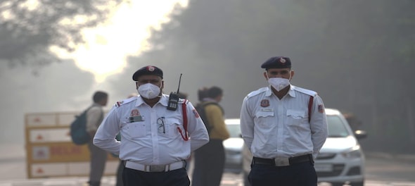 Delhi’s air quality deteriorates, several areas report AQI surpassing 400