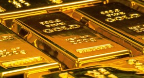 What factors are pushing gold prices higher today