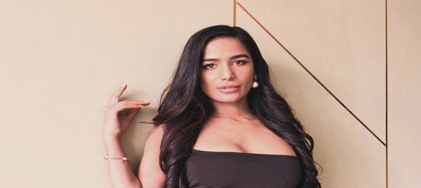 Model-actor Poonam Pandey succumbs to cervical cancer at 32