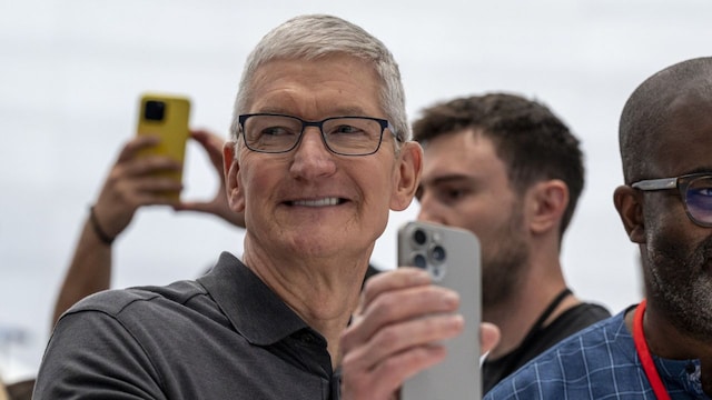 Tim Cook Boss Apple boss Tim Cook visits Shanghai, with China sales under pressure ...